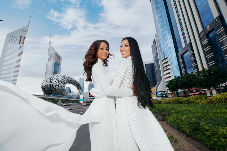 Lựa chọn trang phục của nhà thiết kế Song Toàn, H’Hen Niê và Kim Duyên khoe trọn vẹn vóc dáng nuột nà và đậm nét truyền thống người phụ nữ Việt Nam. (Ảnh: CTV/Vietnam+)