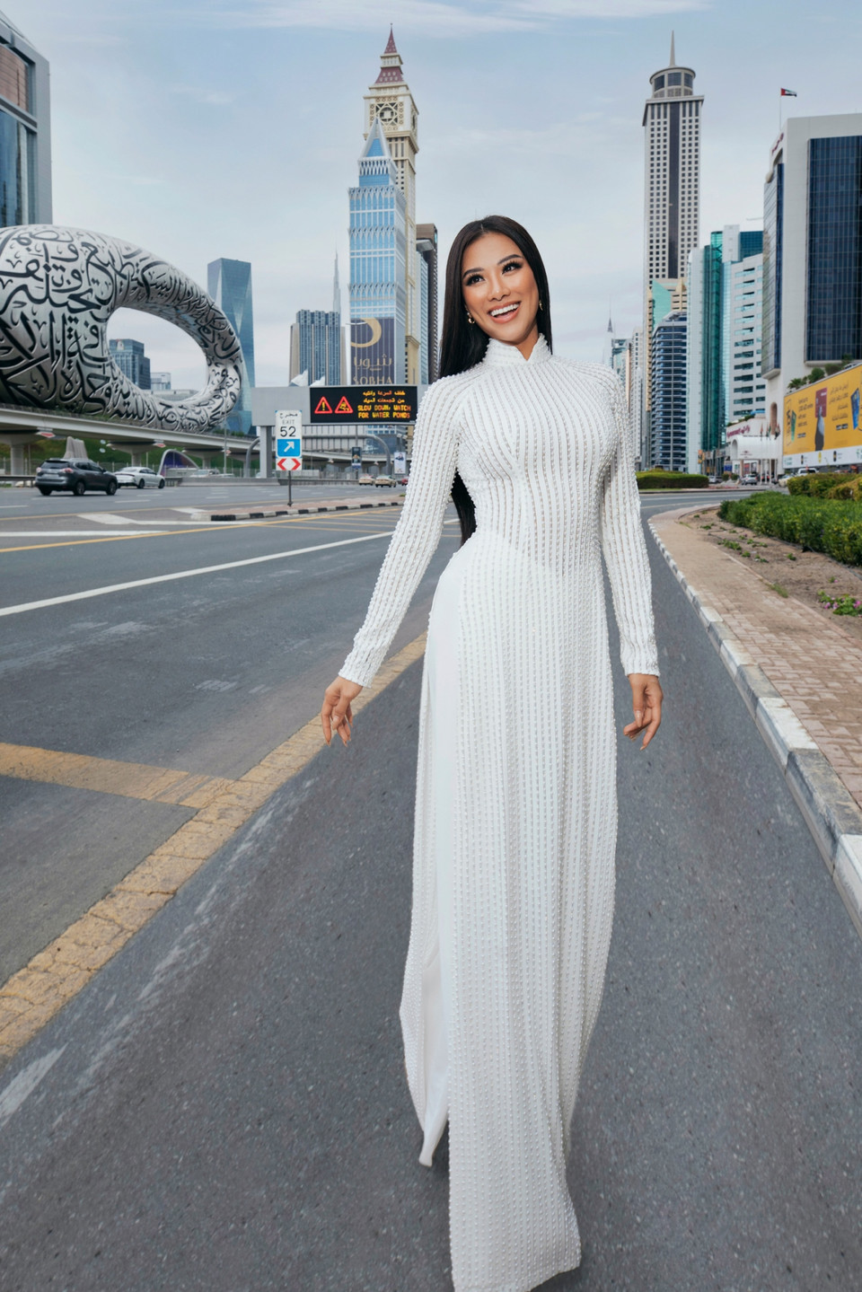 Chia sẻ về ý nghĩa bộ ảnh lần này, Á hậu Kim Duyên hào hứng: ‘Sau hành trình gắn bó cùng với Hoa hậu Hoàn Vũ 2021, Kim Duyên rất vui khi tiếp tục đồng hành cùng với các hoạt động quảng bá nét đẹp văn hóa Việt ra thế giới. Được dịp hội ngộ cùng với các chị em thân thiết của gia đình Hoa hậu Hoàn vũ Việt Nam, Kim Duyên càng cảm thấy vô cùng tự hào hơn khi có thể kết hợp cùng với những người phụ nữ Việt Nam hiện đại quảng bá nét đẹp của áo dài - đặc trưng văn hóa Việt với bạn bè Dubai nói riêng và bạn bè quốc tế nói chung.’ (Ảnh: CTV/Vietnam+)