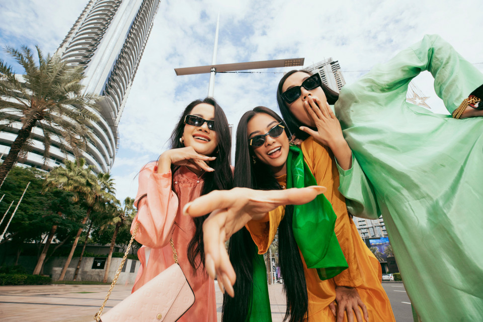 Cùng ngắm những sắc màu áo dài sặc sỡ trên đường phố Dubai. (Ảnh: CTV/Vietnam+)