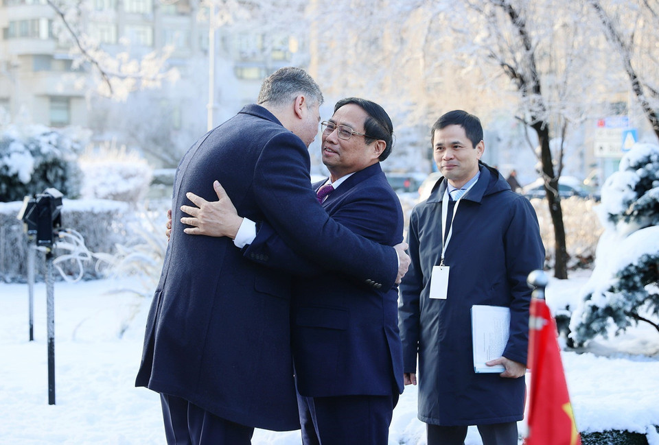 Thủ tướng Romania Ion-Marcel Ciolacu đón Thủ tướng Phạm Minh Chính thăm chính thức Romania. (Ảnh: Dương Giang/TTXVN)