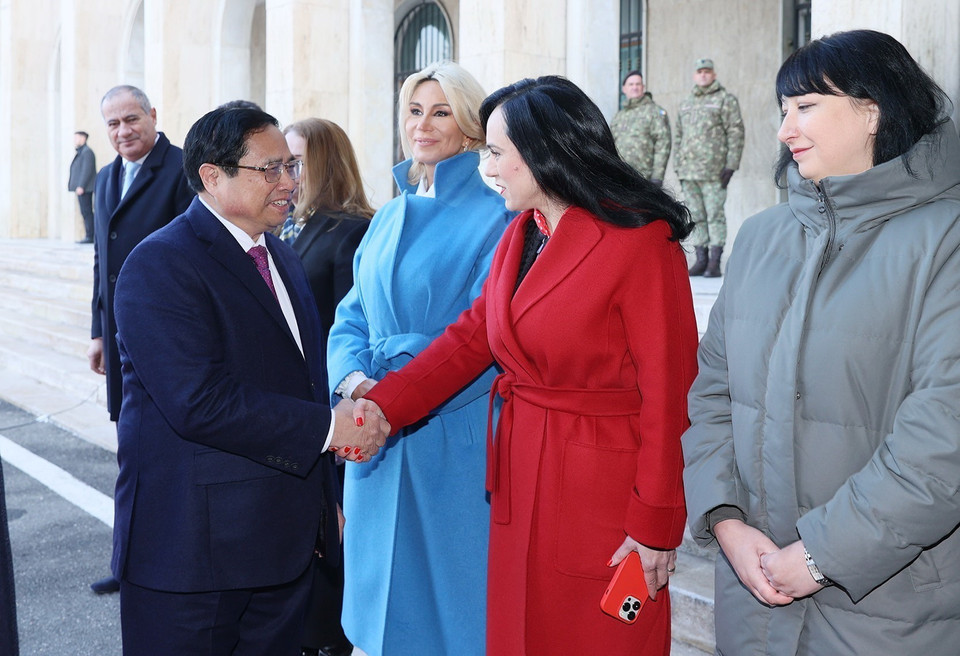 Thủ tướng Romania Ion-Marcel Ciolacu giới thiệu với Thủ tướng Phạm Minh Chính thành viên đoàn Romania. (Ảnh: Dương Giang/TTXVN)