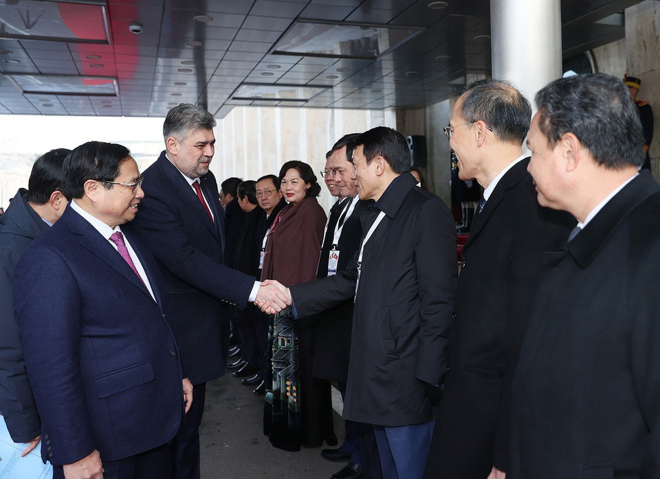 Thủ tướng Phạm Minh Chính giới thiệu với Thủ tướng Romania Ion-Marcel Ciolacu thành viên đoàn Việt Nam. (Ảnh: Dương Giang/TTXVN)