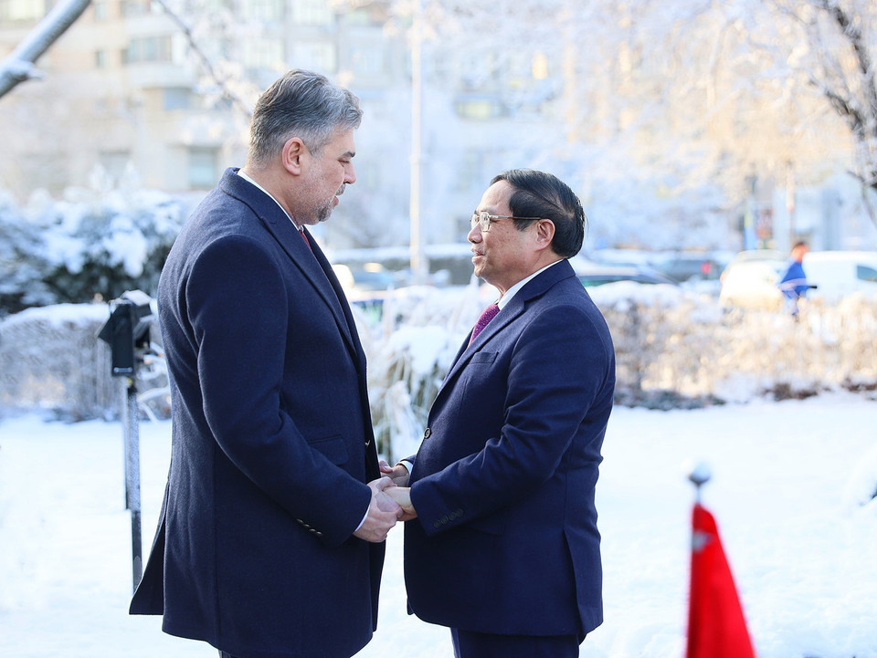 Thủ tướng Romania Ion-Marcel Ciolacu đón Thủ tướng Phạm Minh Chính thăm chính thức Romania. (Ảnh: Dương Giang/TTXVN)