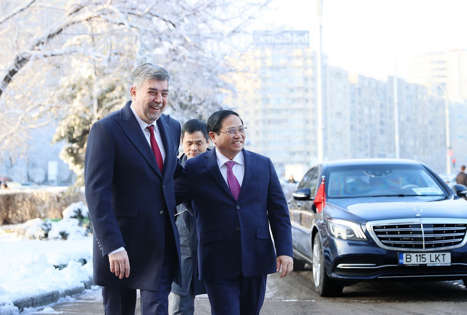 Thủ tướng Romania Ion-Marcel Ciolacu đón Thủ tướng Phạm Minh Chính thăm chính thức Romania. (Ảnh: Dương Giang/TTXVN)