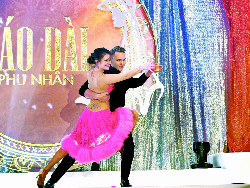 Một tiết mục trình diễn đặc sắc trong buổi lễ. (Ảnh: Hà Cần/Vietnam+)