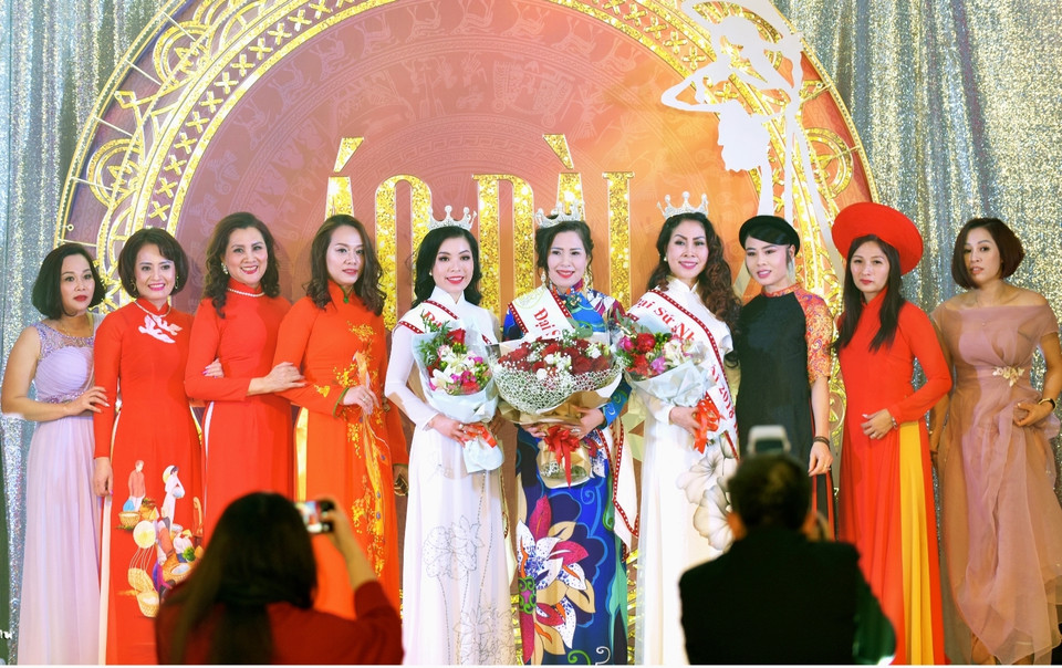 Ba Đại sứ Nhân ái cùng các phu nhân trong buổi lễ ra mắt Quỹ Nhân ái châu Âu vừa qua. (Ảnh: Tuấn Hoàng/Vietnam+)