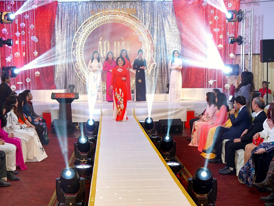 Màn trình diễn áo dài của các phu nhân ở châu Âu. (Ảnh: Hà Cần/Vietnam+)