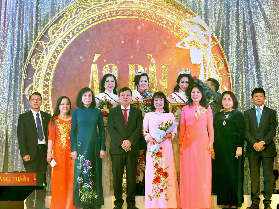 Tối ngày 12/1 vừa qua, Quỹ Nhân ái cũng đã ra mắt và quyên góp được số tiền hơn 200 triệu đồng từ những người tham gia trực tiếp buổi lễ. (Ảnh: Hà Cần/Vietnam+)