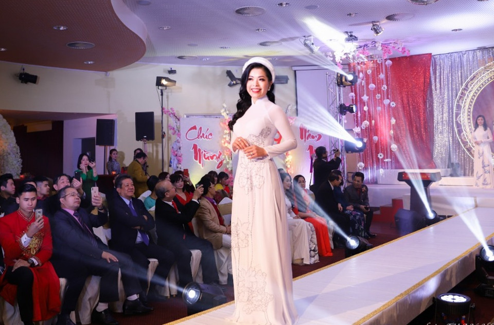 Đại sứ Nhân ái Trần Hoàng Mai Anh trình diễn áo dài trong lễ ra mắt Quỹ Nhân ái. (Ảnh: Tuấn Hoàng/Vietnam+)