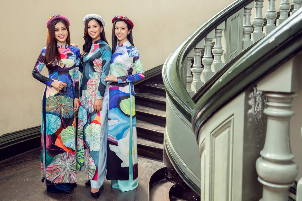 Trong không khí đón Xuân tươi vui, vẫn là áo dài truyền thống của nhà thiết kế Thủy Nguyễn nhưng 3 nàng hậu tuổi đôi mươi đã thổi làn gió mới căng tràn sức sống và đầy ý thơ vào các thiết kế này. (Ảnh: Chanh Nguyễn)