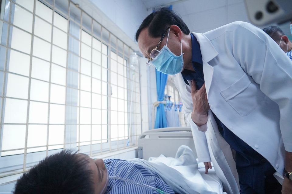 Phó Chủ tịch Quốc hội Trần Quang Phương thăm hỏi bệnh nhân nhỏ tuổi đang điều trị hồi sức tại Bệnh viện Giao thông Vận tải sau vụ cháy nhà trọ ở khu vực Trung Kính (Hà Nội). (Ảnh: Việt Anh/Vietnam+)