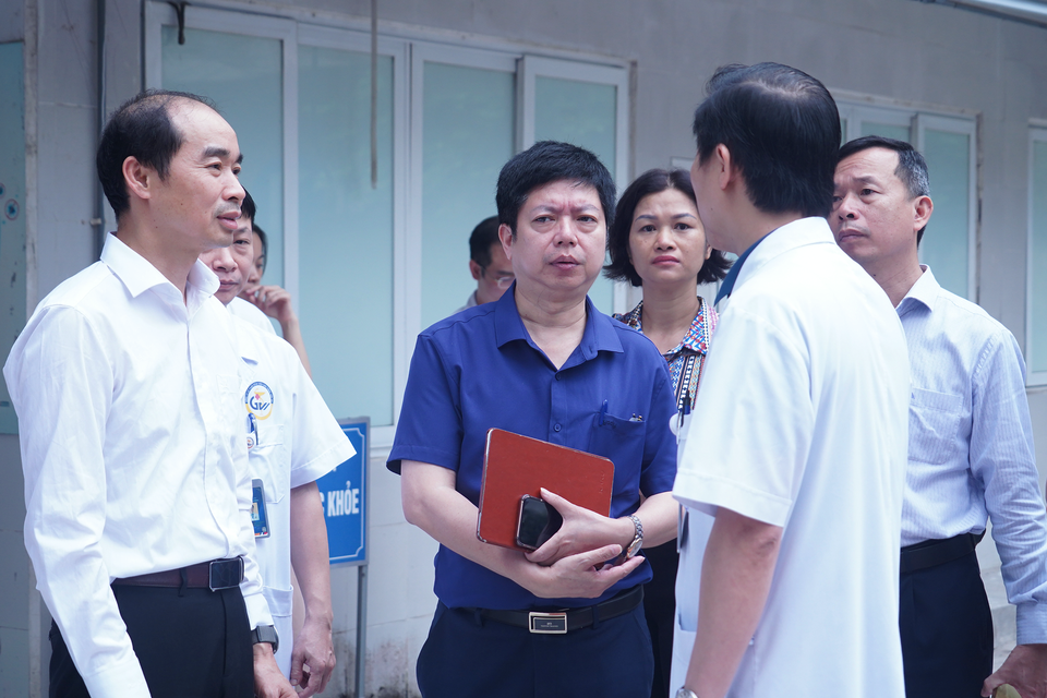 Đại diện Bệnh viện Giao thông Vận tải cho biết đơn vị đã chuẩn bị đầy đủ trang thiết bị y tế để sẵn sàng cấp cứu và điều trị cho các nạn nhân trong vụ cháy nhà trọ ở khu vực Trung Kính (Hà Nội). (Ảnh: Việt Anh/Vietnam+)