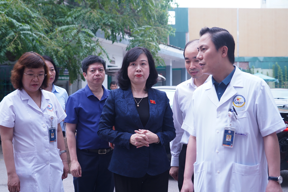 Bộ trưởng Bộ Y tế Đào Hồng Lan thăm hỏi các bệnh nhân đang điều trị hồi sức tại Bệnh viện Giao thông Vận tải sau vụ cháy nhà trọ ở khu vực Trung Kính (Hà Nội). (Ảnh: Việt Anh/Vietnam+)