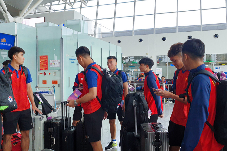 Theo lịch trình dự kiến, thầy trò Huấn luyện viên Hoàng Anh Tuấn sẽ hạ cánh tại Sân bay Thượng Hải (Trung Quốc) vào 14 giờ 25 cùng ngày, sau đó tiếp tục di chuyển bằng ôtô của Ban tổ chức tới Hàng Châu. (Ảnh: Việt Anh/Vietnam+)