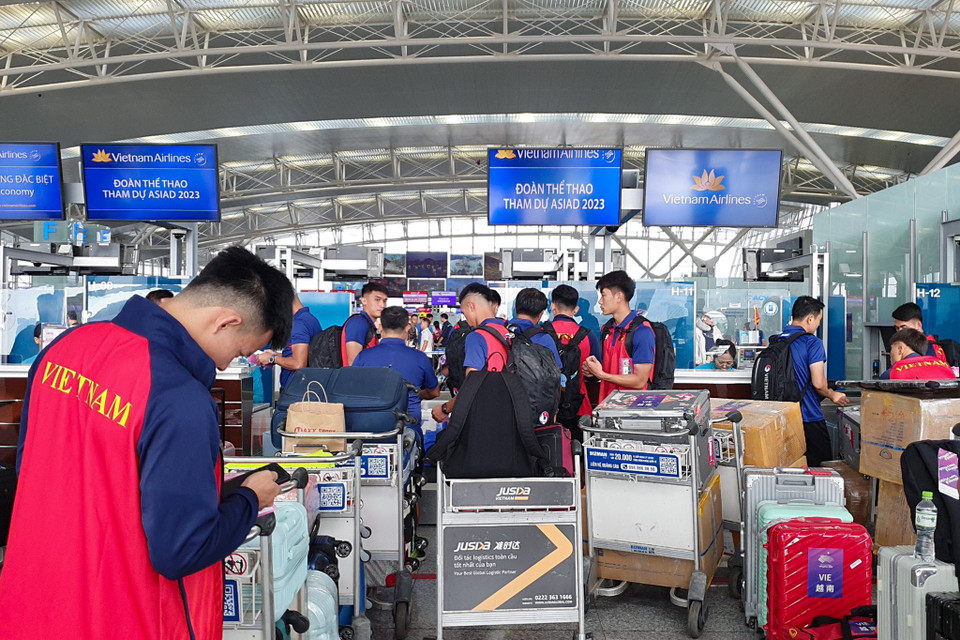 Sáng 16/9, Đội tuyển Olympic Việt Nam xuất phát từ sân bay Nội Bài (Hà Nội) lúc 10 giờ trên chuyến bay ký hiệu VN 530, lên đường sang Hàng Châu (Trung Quốc) tham dự Đại hội Thể thao châu Á - ASIAD 19. (Ảnh: Việt Anh/Vietnam+)