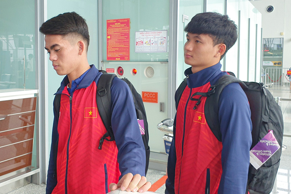 Bộ đôi tiền vệ Khuất Văn Khang (Câu lạc bộ Viettel) và Nguyễn Đức Phú (Câu lạc bộ PVF-Công an Nhân dân). (Ảnh: Việt Anh/Vietnam+)