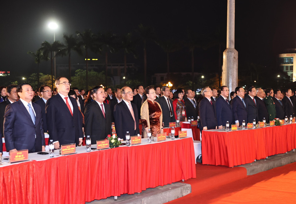 Chủ tịch Quốc hội Nguyễn Thị Kim Ngân cùng các đại biểu thực hiện nghi thức chào cờ. (Ảnh: Trọng Đức/TTXVN)