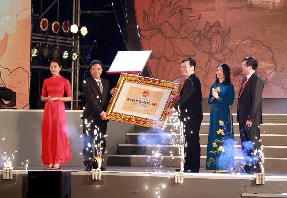 Trao Bằng công nhận Di tích Quốc gia Đặc biệt Đình Hoàng Sơn. (Ảnh: Tá Chuyên/TTXVN)
