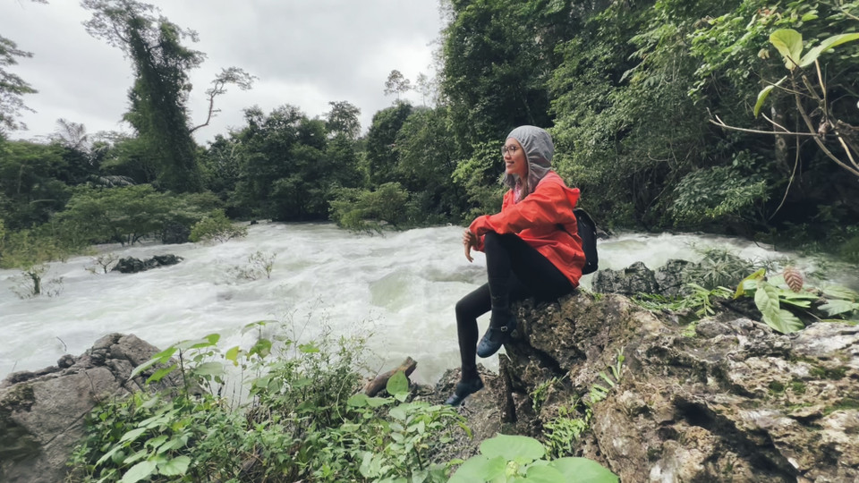 Sau hoạt động chèo SUP, Hoàng My cùng đoàn lội nước tìm đến suối nước Moọc. Đoạn đường rừng này ẩm ướt, sình lầy và có nhiều vắt nên cả đoàn phải chuẩn bị kỹ, mang tất cao và thuốc xịt vắt. Suối mùa lũ trào lên sùng sục. (Ảnh: Vietnam+)