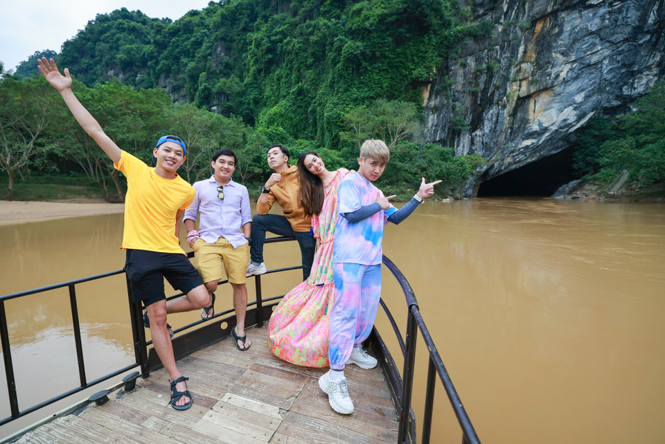 Ngày cuối cùng, cả đoàn đi du thuyền ngắm nhìn quang cảnh yên bình trên sông Chày, sông Son; thưởng thức món khoai deo đặc biệt của vùng đất Quảng Bình. (Ảnh: Vietnam+)