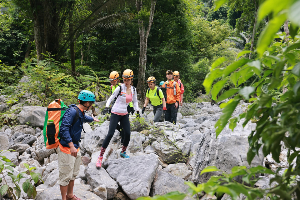 Không chỉ chiêm ngưỡng thiên nhiên núi rừng xanh mướt, hít thở không khí trong lành, Hoàng My còn được trải nghiệm các hoạt động thực tế hấp dẫn. (Ảnh: Vietnam+)