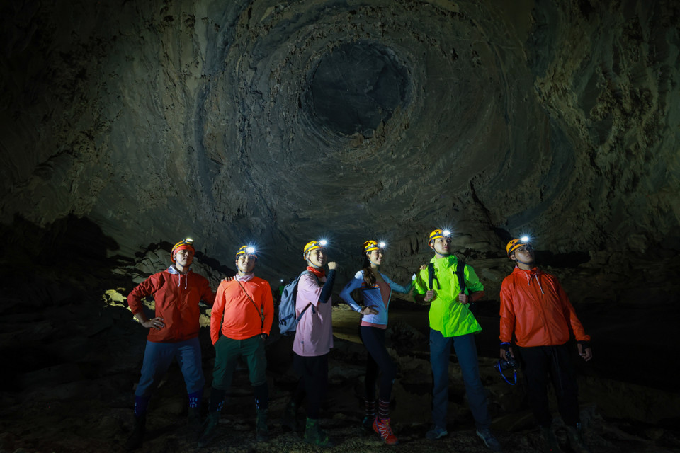 Á hậu Hoàng My cùng với 5 travel blogger nổi tiếng bắt đầu hành trình khám phá Hang Tiên. (Ảnh: Vietnam+)