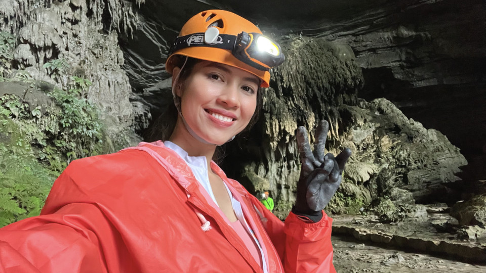 Đến trước cửa Hang Tiên, Á hậu Hoàng My còn phải thốt lên: ‘Một nơi thật đẹp để ở suốt đời!’ Trong Hang Tiên có những thảm thực vật rất đẹp. Kết cấu hình dáng tự nhiên của đá và những "ruộng bậc thang". (Ảnh: Vietnam+)