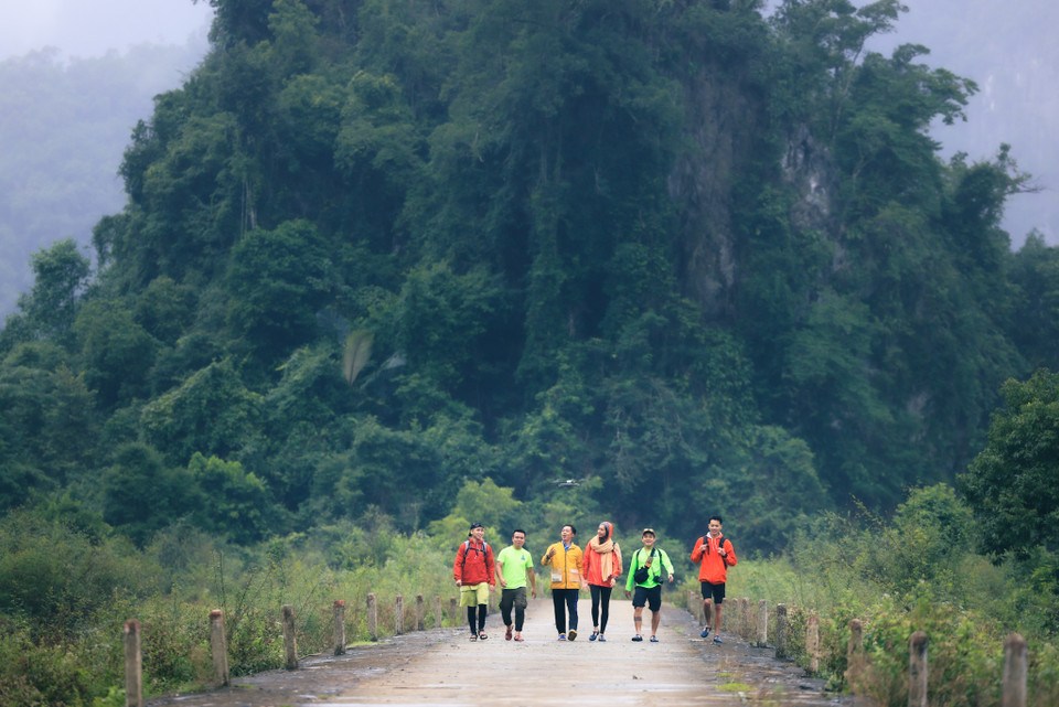 Trong điều kiện vô cùng đặc biệt, Á hậu Hoàng My cùng với 5 travel blogger nổi tiếng gồm: Quỷ Cốc Tử (Ngô Trần Hải An), Trần Đặng Đăng Khoa, Huy Hay Đi, Huy Cung và Thanh Cường là những du khách đầu tiên đặt chân tới Quảng Bình trong chuyến du lịch ‘mở cửa’ này. (Ảnh: Vietnam+)