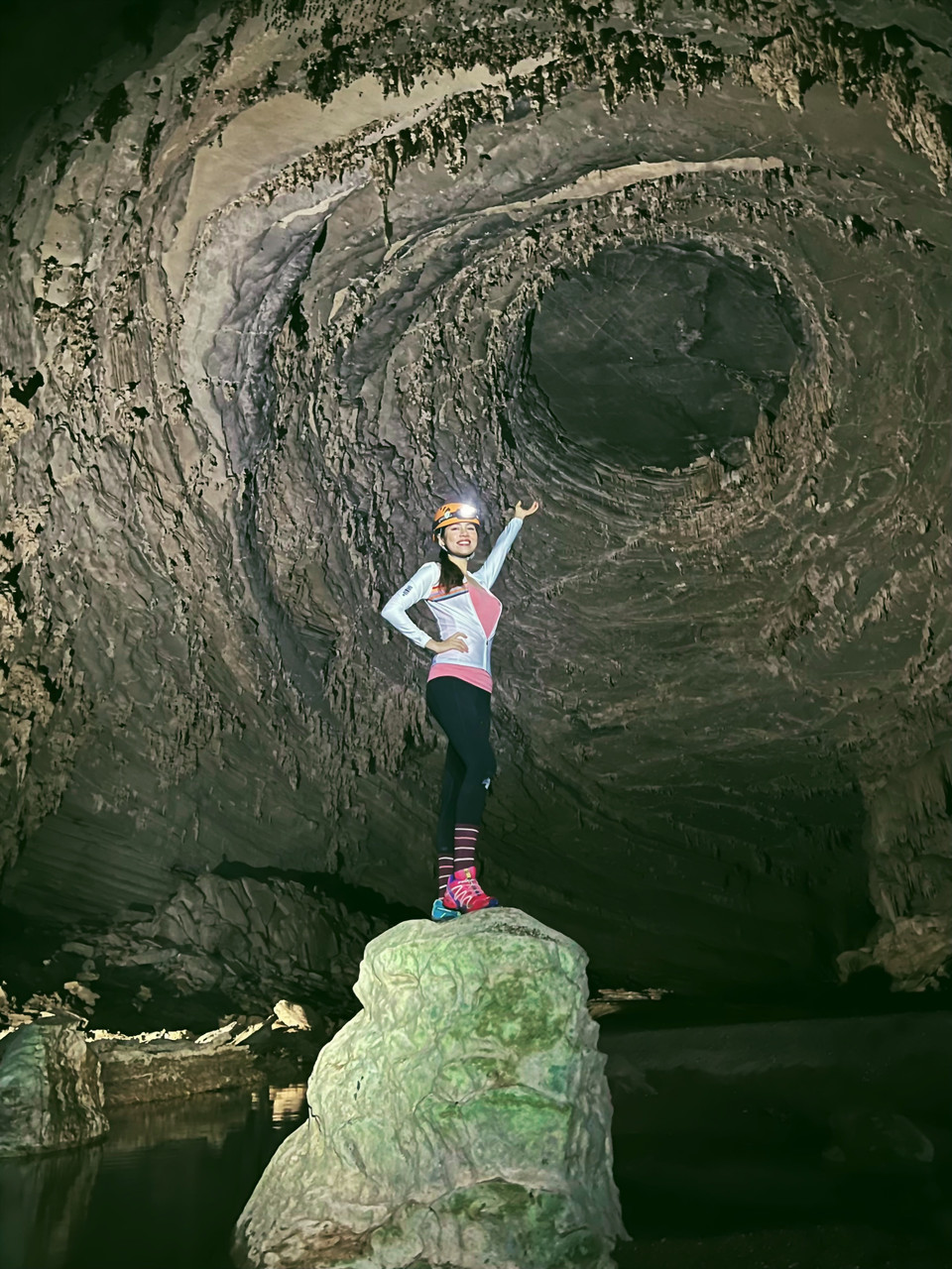 Mùa lũ ở Quảng Bình, hầu hết các hang đều ngập nước, nhưng riêng Hang Tiên ở trên cao nên vẫn có thể đến thăm, thậm chí mùa mưa ở đây còn tạo nên những tuyệt tác đáng kinh ngạc mà không mùa nào có được, đó là những thác nước trong hang.(Ảnh: Vietnam+)