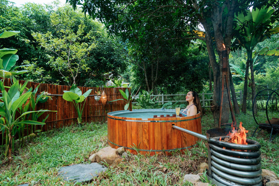 Đặc biệt, Hoàng My cũng trải nghiệm cảm giác thư giãn khi được xông hơi theo bài thuốc địa phương, ngâm chân nước lá lốt, gừng, muối hột để giảm mỏi cơ. (Ảnh: Vietnam+)