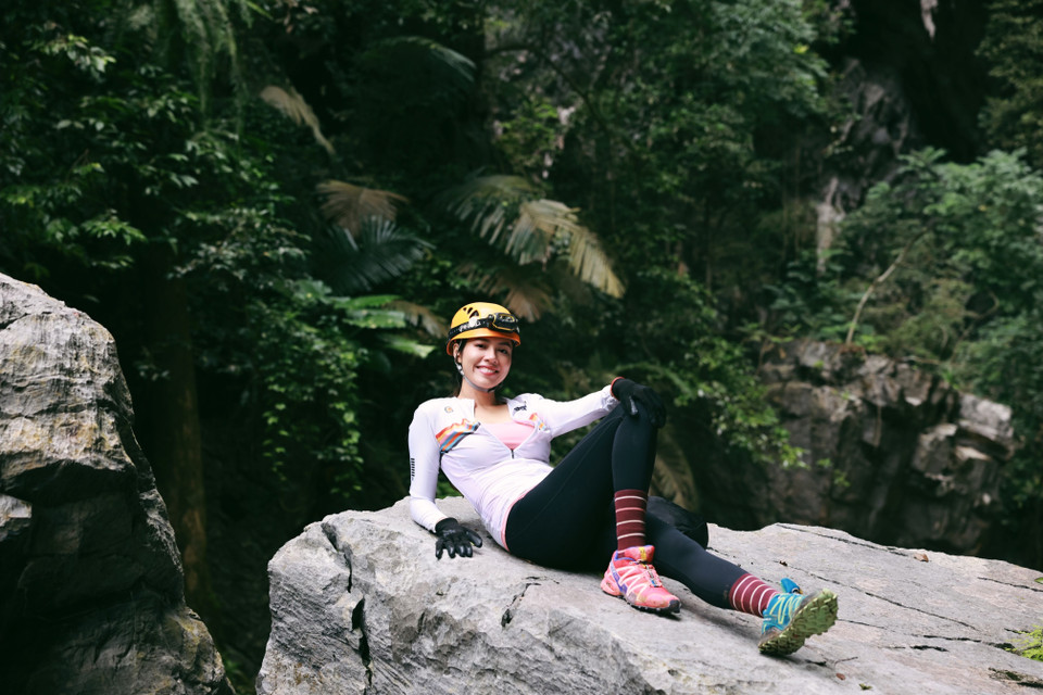 Hoàng My trên hành trình khám phá Hang Tiên. (Ảnh: Vietnam+)