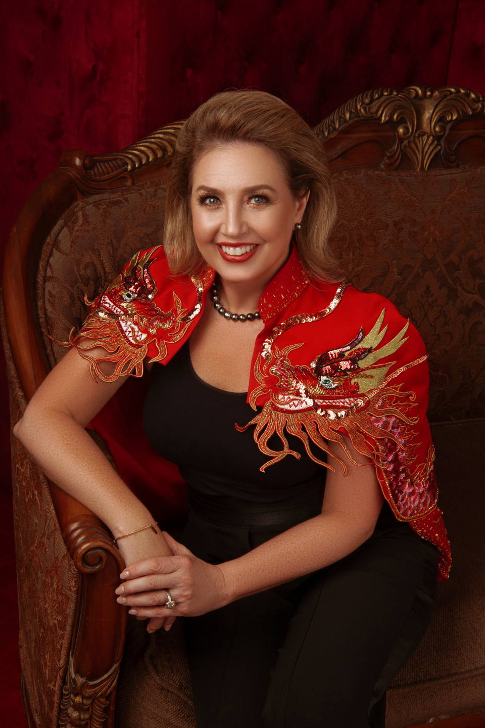 Chủ tịch Miss Universe Paula Shugart diện bộ trang phục mang họa tiết đậm bản sắc Á Đông như một cách tri ân và trân trọng tổ chức Miss Universe Vietnam và đất nước, con người Việt Nam. Trên trang Youtube chính thức của Miss Universe, bà Paula chia sẻ: ‘Mọi người ở đây rất tốt và tuyệt vời. Tôi đã đến Việt Nam vào năm 2008, lúc đó Hoa hậu Hoàn vũ Việt Nam chỉ là một cuộc thi nhỏ còn bây giờ cuộc thi được tổ chức với quy mô lớn hơn và phát triển hơn trước rất nhiều.’ (Ảnh: CTV/Vietnam+)