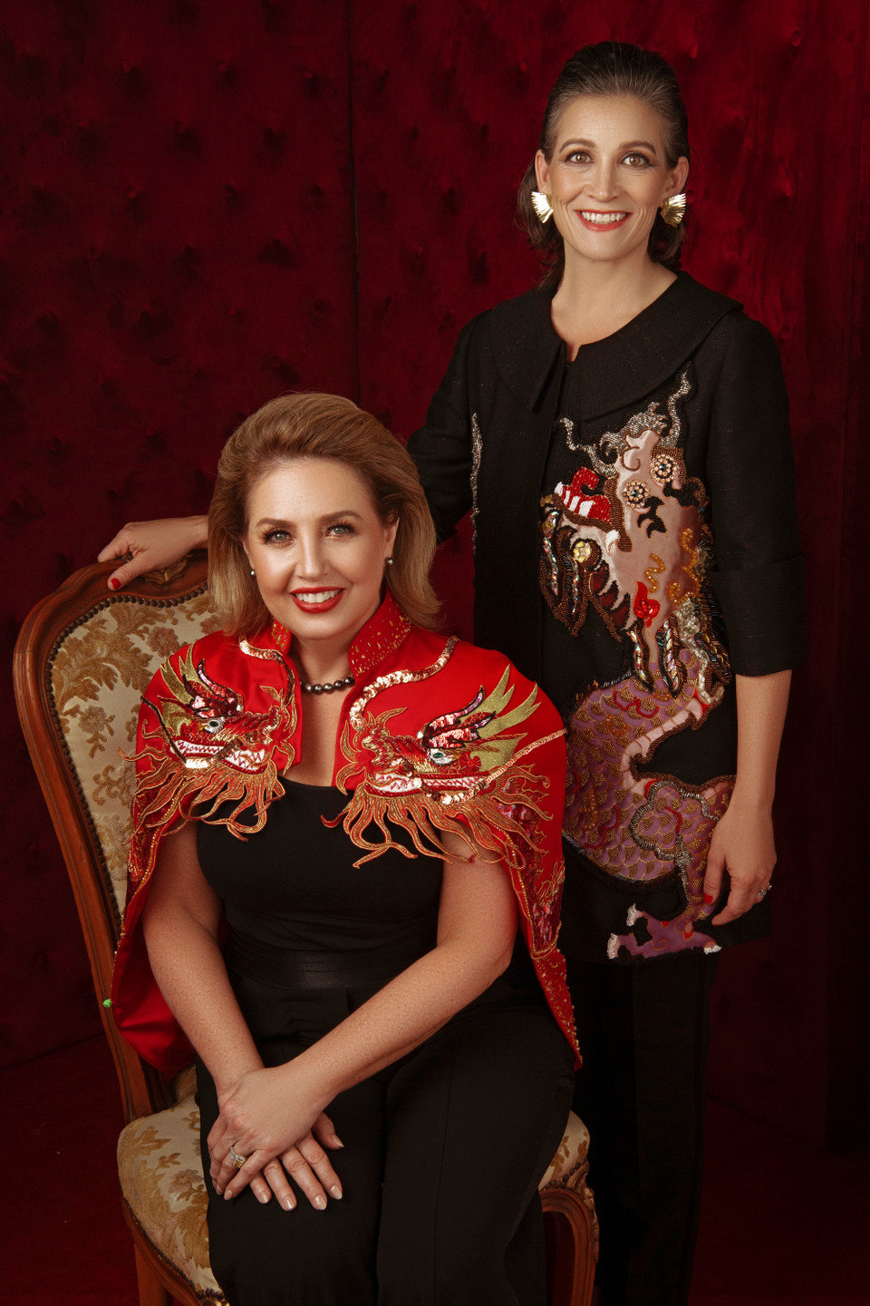 Chủ tịch Miss Universe Paula Shugart và bà Amy Emmerich - Giám đốc điều hành. (Ảnh: CTV/Vietnam+)