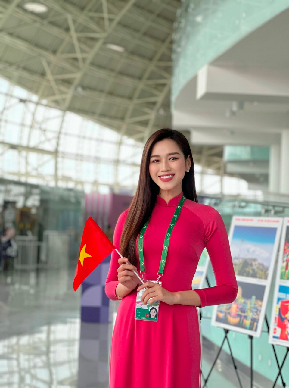 Hoa hậu cho hay được có mặt trong một sự kiện lớn của thế giới với sự góp mặt của đại diện nhiều quốc gia thế này khiến cô nhớ về lúc mình thi Miss World một chút. "Khi ấy niềm tự hào mang tên Việt Nam đã giúp Hà mạnh mẽ, tự tin hơn để vượt qua mọi khó khăn,” Đỗ Thị Hà chia sẻ. (Ảnh: CTV/Vietnam+)