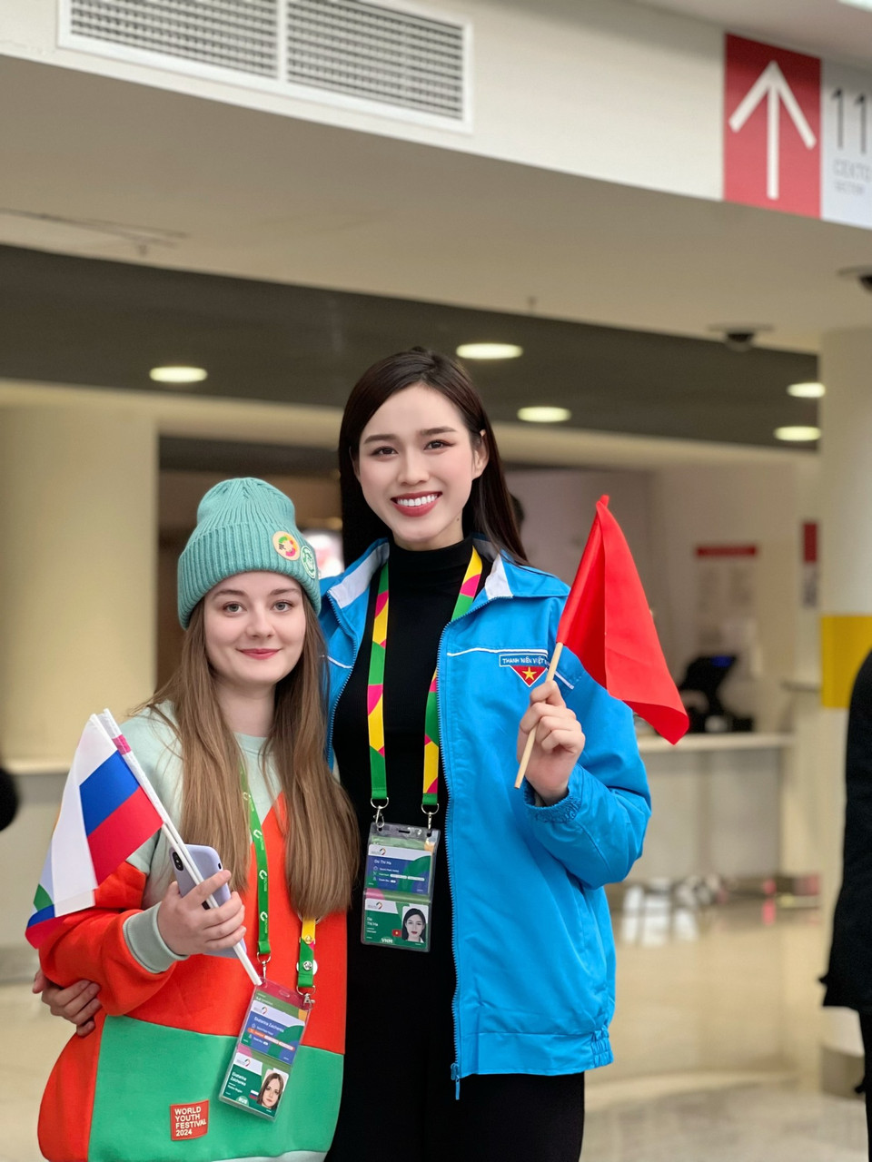 Đỗ Thị Hà chia sẻ loạt hình ảnh trong buổi lễ khai mạc cùng với những người bạn mới. (Ảnh: CTV/Vietnam+)