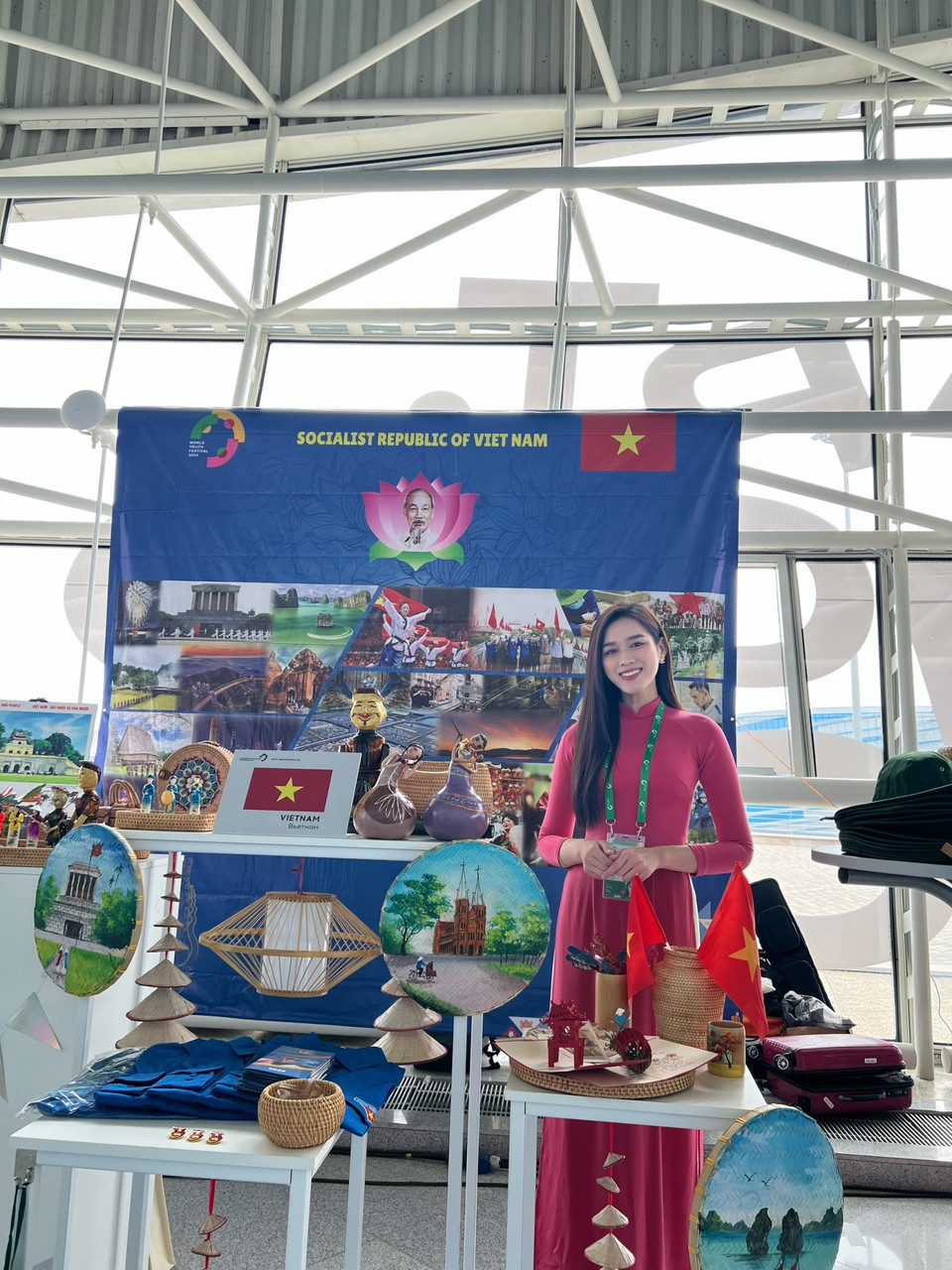 “Với liên hoan thanh niên, Hà cảm nhận rõ hơn tinh thần và sức sống trẻ khi các hoạt động giao lưu luôn được diễn ra nhằm giúp mọi người kết nối và giao lưu mà không có bất kỳ áp lực nào. Tại đây, Hà cùng với các bạn trẻ khác được nói lên tiếng nói của mình, đóng góp những quan điểm của bản thân vào những vấn đề chung của thế giới,” Đỗ Thị Hà nói. (Ảnh: CTV/Vietnam+)