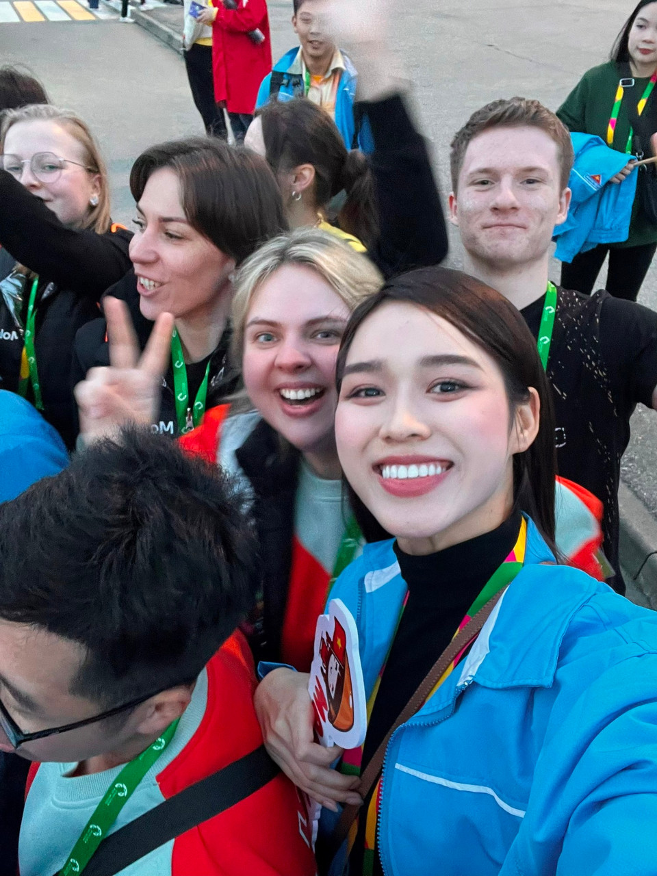 Hoa hậu Việt Nam 2020 giao lưu cùng các đại biểu, trao đổi và kết nối với giới trẻ của hơn 180 quốc gia và vùng lãnh thổ thuộc các nước châu Âu, châu Mỹ, Trung Đông, châu Phi, châu Á và châu Đại Dương. (Ảnh: CTV/Vietnam+)