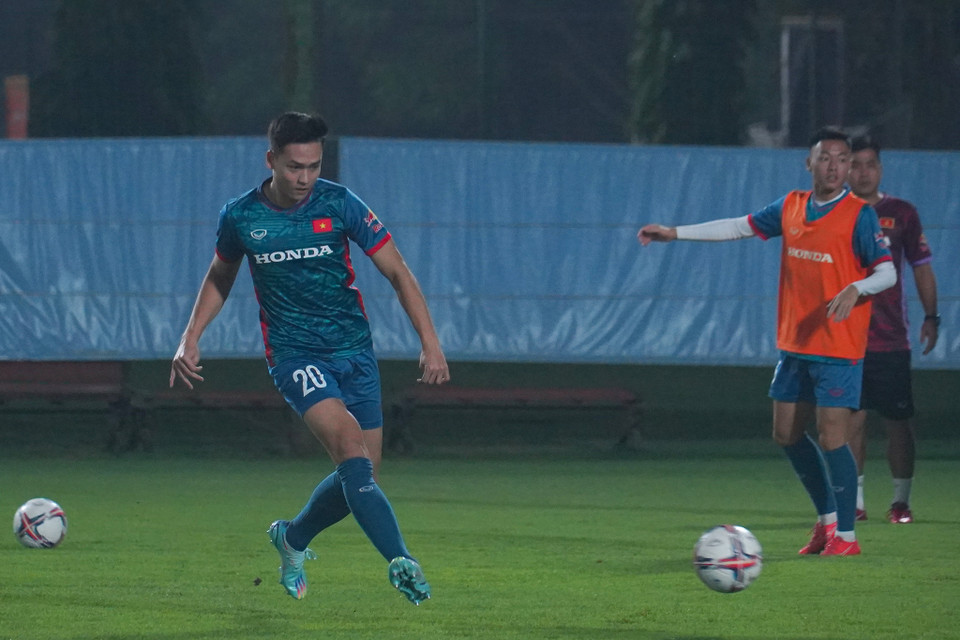 Thể hiện phong độ cao trong màu áo Câu lạc bộ Công an Hà Nội, trung vệ Bùi Hoàng Việt Anh (số 20) là ứng cử viên sáng giá cho một suất đá chính ở hai trận đấu sắp tới. (Ảnh: Việt Anh/Vietnam+)