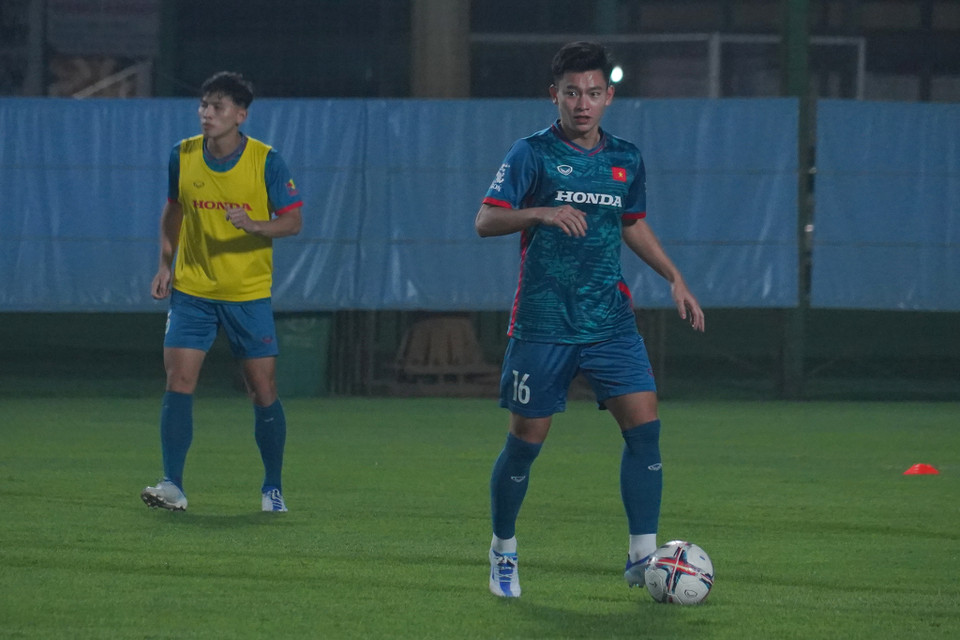 Đồng đội của Hoàng Đức tại Câu lạc bộ Viettel - hậu vệ Phan Tuấn Tài (số 16) được đánh giá là một trong những cầu thủ phòng ngự tạt bóng tốt nhất của Đội tuyển Việt Nam. (Ảnh: Việt Anh/Vietnam+)