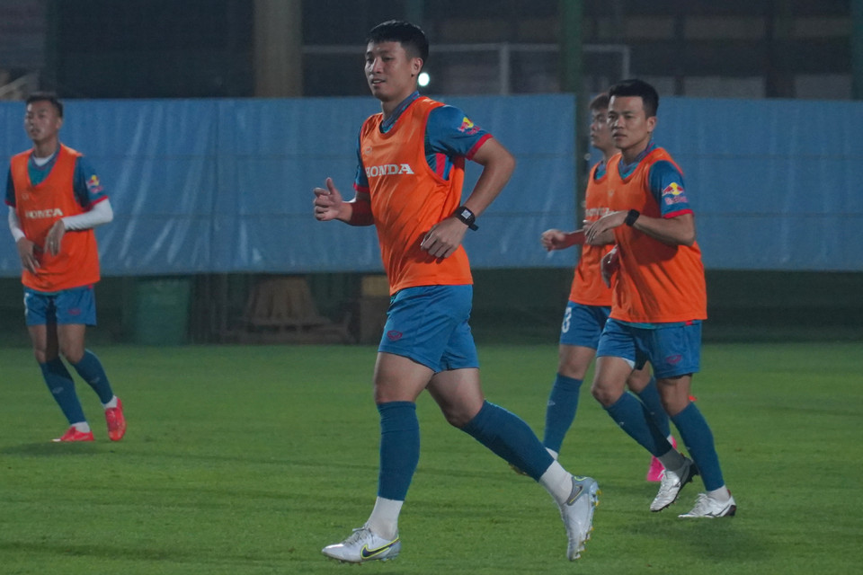 Trung vệ Bùi Tiến Dũng (giữa) là cái tên mới nhất hội quân cùng Đội tuyển, thay thế cho trường hợp của Duy Mạnh gặp chấn thương. (Ảnh: Việt Anh/Vietnam+)