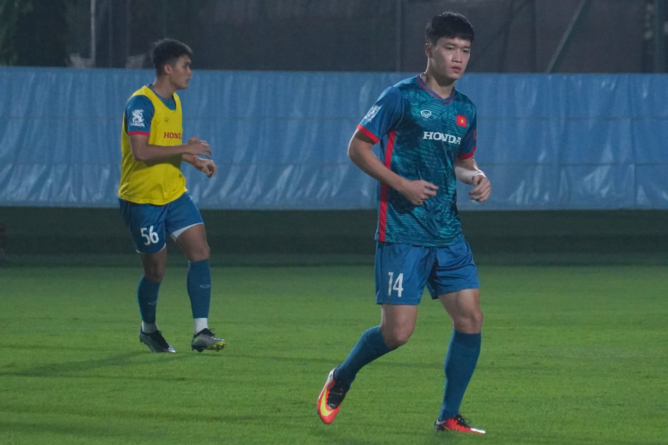 Với hiệu suất ghi bàn tương đối thấp của hàng công, không loại trừ khả năng tiền vệ Hoàng Đức (số 14) sẽ tiếp tục được Huấn luyện viên Troussier đẩy lên đá tiền đạo. (Ảnh: Việt Anh/Vietnam+)