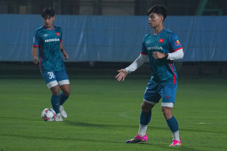 Hậu vệ Vũ Văn Thanh (phải) trở lại danh sách của Đội tuyển sau khi vắng mặt ở hai đợt tập trung gần nhất. (Ảnh: Việt Anh/Vietnam+)