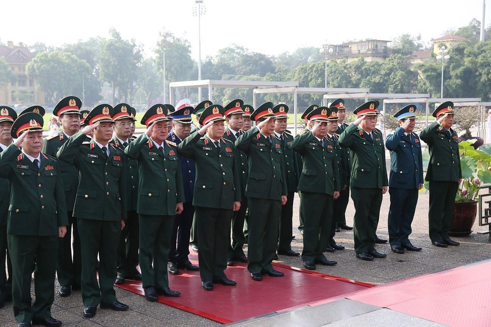 Đoàn đại biểu Quân ủy Trung ương và Bộ Quốc phòng đặt vòng hoa và vào Lăng viếng Chủ tịch Hồ Chí Minh. (Ảnh: Dương Giang/TTXVN)