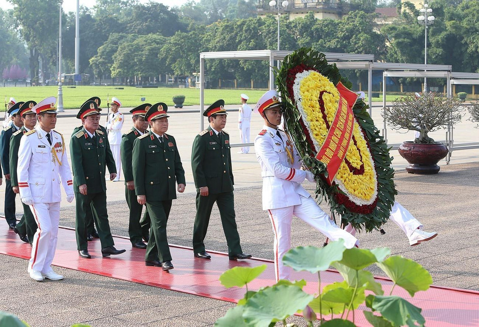 Đoàn đại biểu Quân ủy Trung ương và Bộ Quốc phòng đặt vòng hoa và vào Lăng viếng Chủ tịch Hồ Chí Minh. (Ảnh: Dương Giang/TTXVN)