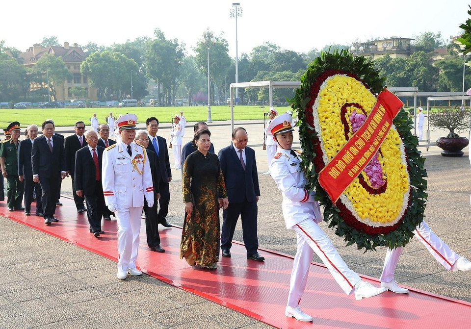Đoàn đại biểu Lãnh đạo Đảng, Nhà nước đến đặt vòng hoa và vào Lăng viếng Chủ tịch Hồ Chí Minh. (Ảnh: Dương Giang/TTXVN)