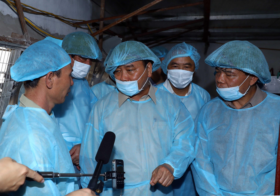 Thủ tướng Nguyễn Xuân Phúc đi kiểm tra tình hình phòng, chống dịch tả lợn châu Phi tại Hợp tác xã nông nghiệp hữu cơ Tiên Dương. (Ảnh: Thống Nhất/TTXVN)