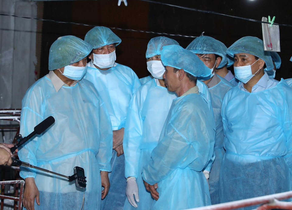 Thủ tướng Nguyễn Xuân Phúc đi kiểm tra tình hình phòng, chống dịch tả lợn châu Phi tại Hợp tác xã nông nghiệp hữu cơ Tiên Dương. (Ảnh: Thống Nhất/TTXVN)
