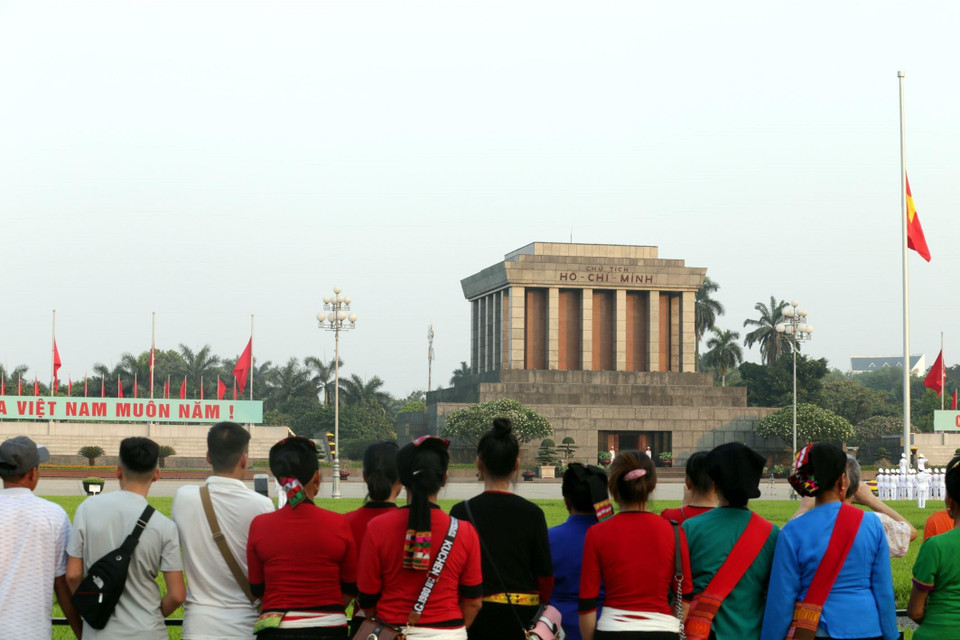 Người dân về trước Lăng Bác xem Lễ thượng cờ, chào cờ sáng ngày 19/5. (Ảnh: Anh Tuấn/TTXVN)
