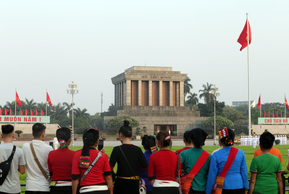 Người dân về trước Lăng Bác xem Lễ thượng cờ, chào cờ sáng ngày 19/5. (Ảnh: Anh Tuấn/TTXVN)