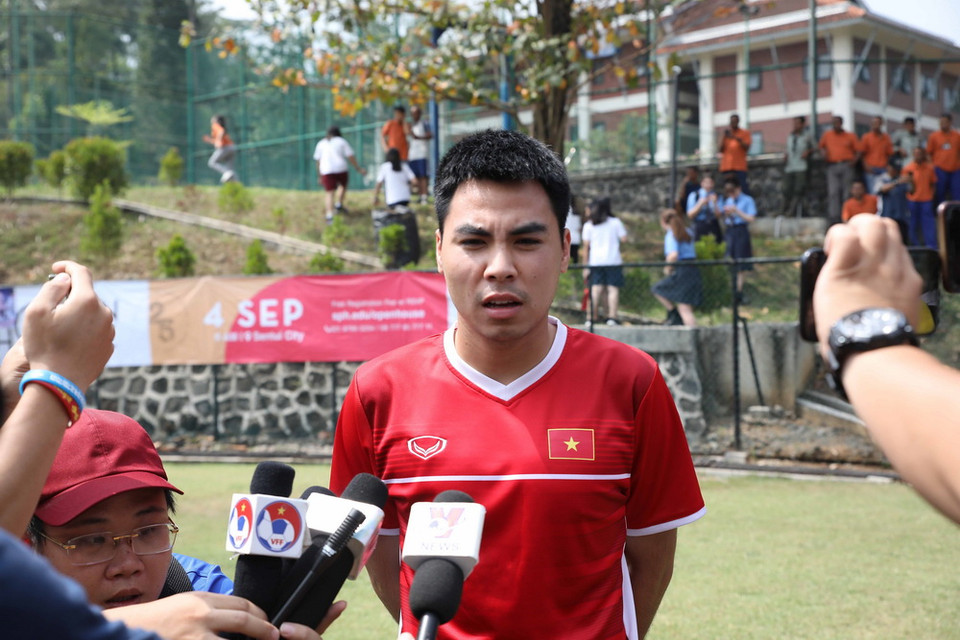 Tiền vệ Đức Huy trả lời phỏng vấn. (Ảnh: Hoàng Linh/TTXVN)